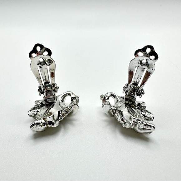 LISNER Vintage Signed Clip On Silver Tone Mid Century Leaf Clip On Earrings - Picture 8 of 11